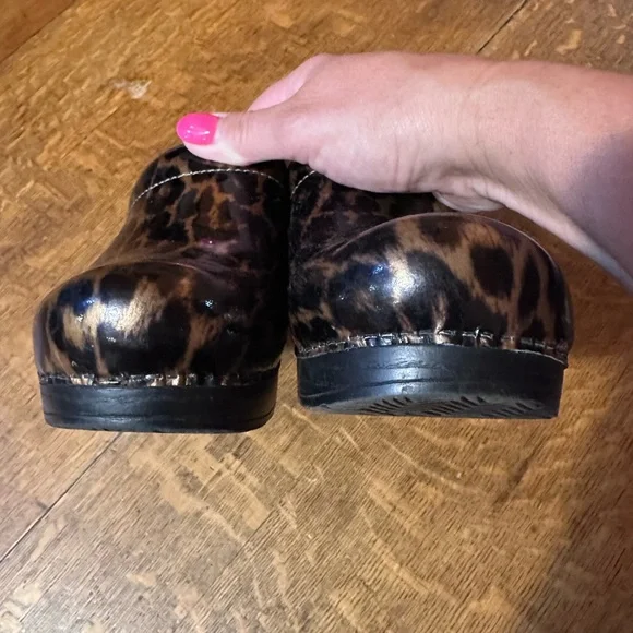 Dansko patent leopard print clogs size 38 - Picture 2 of 7
